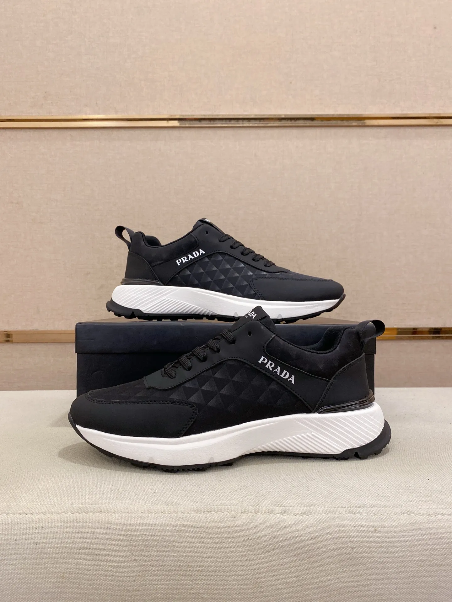 Men's shoes 💰 442💰 ✔️✔️✔️The new PRADA (Prada) counters are launched simultaneously. The new men's shoes and 😘fabrics are made of selected cowhide and waterproof and breathable fabrics. Lining: Breathable mesh lining. 👍🏿 High-end ☄️ air-cushion molded anti-slip rubber outsole, exquisite lines, simple and elegant, comfortable and high-end for leisure travel. Code number: 38 to 44 (45 can be customized and cannot be returned or exchanged)